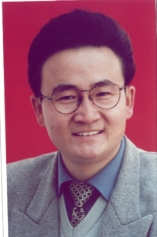 侯建军，1984年毕业于宣恩一中，本科毕业于华中师范大学生命科学院生物专业，北京师范大学生命科学院生态学硕士，厦门大学环境科学国家重点实验室分子生态学博士。.JPG