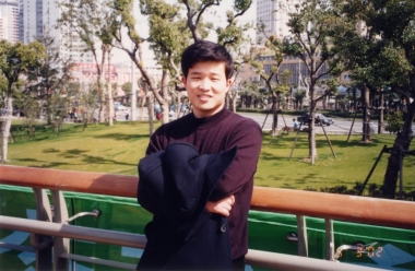 刘军清，1993年毕业于宣恩一中，本科毕业于中南民族大学电子技术专业，哈尔滨工业大学电子技术专业硕士，上海交通大学通信与信息系统专业博士。.jpg